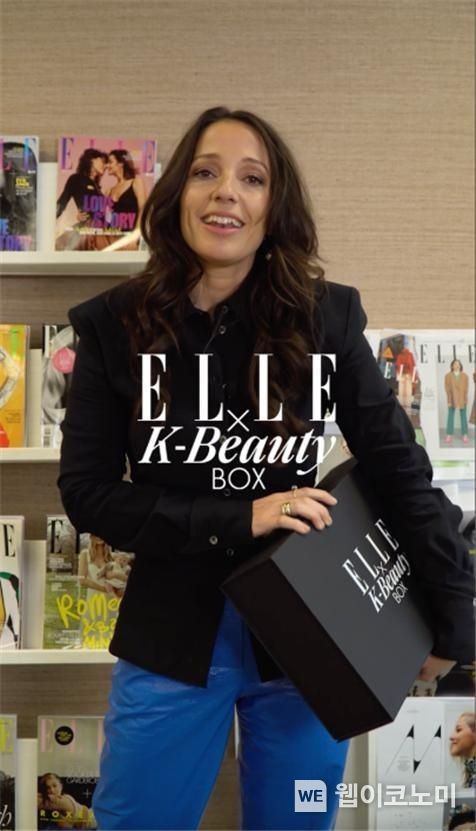 앙크 드 용(Anke de Jong) 엘르(ELLE) 네덜란드 편집장이 엘르 네덜란드 공식 인스타그램 계정을 통해 K-뷰티 박스를 언박싱하며 홍보하고 있다 2021.12.08 (출처:KOTRA)