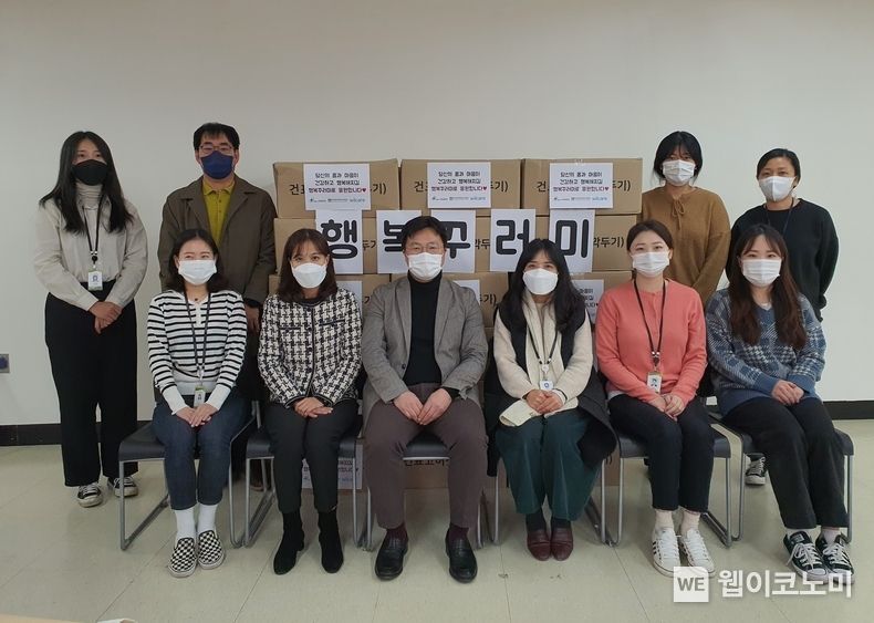 KINS와 대전 청소년지원센터 ‘꿈드림’ 직원들이 만든 행복꾸러미 2021.12.09 (출처= KINS)