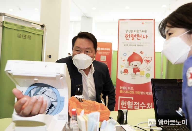  최태원 SK 회장이 코로나19에 따른 혈액 부족 사태 해결에 힘을 보태기 위해 지난해 5월 서울 중구 SK텔레콤 T타워에서 열린 구성원 헌혈 릴레이에 참여한 모습. (출처=SK)