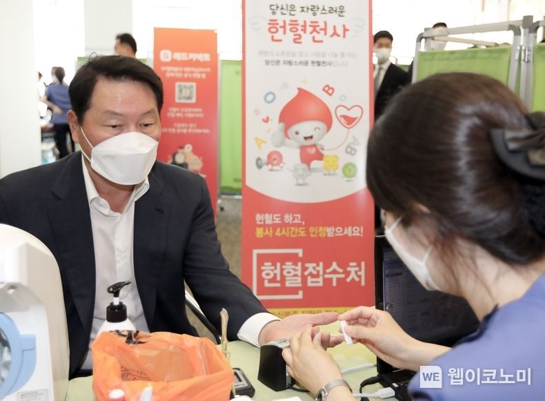 최태원 SK 회장이 코로나19에 따른 혈액 부족 사태 해결에 힘을 보태기 위해 지난해 5월 서울 중구 SK텔레콤 T타워에서 열린 구성원 헌혈 릴레이에 참여한 모습. (출처=SK)
