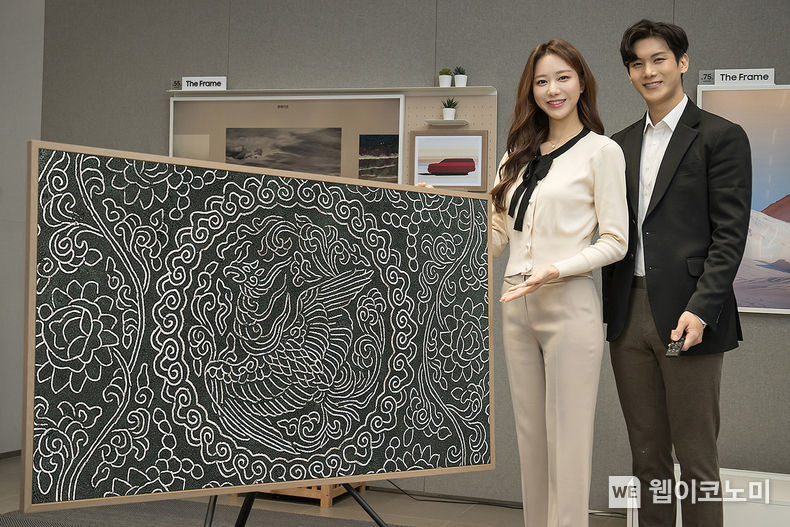 삼성전자 모델이 서울 논현동에 위치한 삼성 디지털프라자 강남본점에서 더 프레임 TV를 통해 리움미술관 작품들을 소개하고 있다. 사진은 청동 은입사 보상 당초 봉황문 합의 문양을 확대한 이미지. 2021.12.12 (출처=삼성전자)