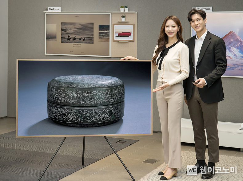 삼성전자 모델이 서울 논현동에 위치한 삼성 디지털프라자 강남본점에서 더 프레임 TV를 통해 리움미술관 작품들을 소개하고 있다. 사진은 청동 은입사 보상 당초 봉황문 합 이미지. 2021.12.12 (출처=삼성전자)