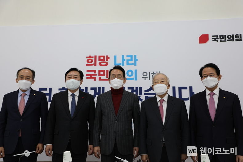 김도읍 국민의힘 정책위의장 방문 단체사진 : <왼쪽부터> 추경호 국민의힘 의원, 김기문 중기중앙회 회장, 김도읍 국민의힘 정책위의장, 손경식 경총 회장, 류성걸 국민의힘 의원 2021.12.20 (출처:한국경영자총협회)