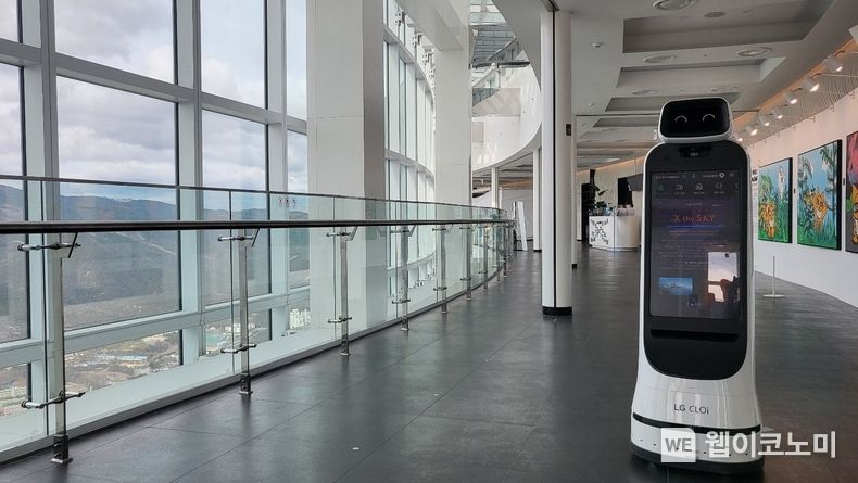 LG전자 안내로봇인 LG 클로이 가이드봇(LG CLOi GuideBot)이 부산 최고층 전망대 부산엑스더스카이(BUSAN X the SKY)에서 관람객들을 맞이하고, 주요시설 안내를 하고 있다 2021.12.21 (출처:LG)