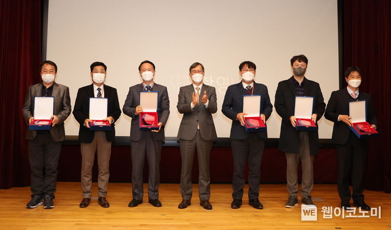 한수원이 22일 대전 한수원 중앙연구원에서 한수원 R&D 관계자가 참석한 가운데 사외 연구협력 우수기관 포상 및 CEO 간담회를 시행했다. (왼쪽에서 네번째 정재훈 한수원 사장) 2021.12.22 (출처:한수원)