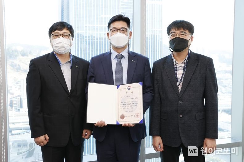 김영춘 기술보증기금 이사(가운데)와 기보 관계자들이 중소벤처기업부 장관 표창 수상 후 기념 촬영을 하고 있다 2021.12.24 (출처:기술보증기금)
