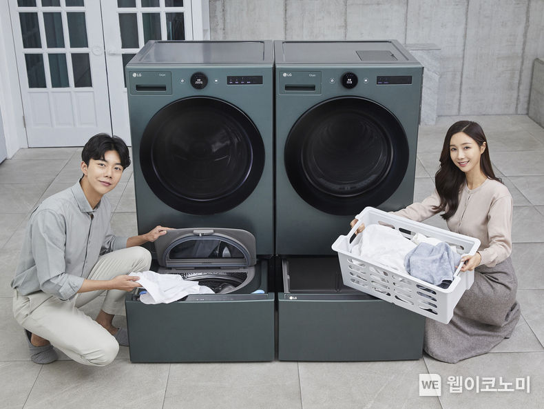 모델들이 세탁기나 건조기 하단에 결합해 편리하게 사용할 수 있는 미니워니(사진 왼쪽), 분리 가능한 세탁 바구니를 갖춘 키높이 수납장을 소개하고 있다 2021.12.27 (출처:LG)