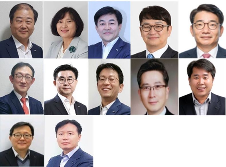 신한은행(은행장 진옥동)은 중구 세종대로 소재 본점에서 이사회를 개최해 경영진을 신규 선임하고 조직 개편을 시행했다고 28일 밝혔다. (첫 번째 줄 왼쪽부터) 오한섭 여신그룹장, 박현주 소비자보호그룹장, 정용기 개인그룹장, 박성현 기관그룹장, 이영종 퇴근연금부문장, (두 번째 줄 왼쪽부터) 서승현 글로벌사업부문장, 홍석영 투자상품그룹장, 배종화 리스크관리그룹장, 장동기 GMS부문장, 안효열 WM부문장, (세 번째 줄 왼쪽부터) 배시형ICT그룹장, 신희정 정보보호본부 상무