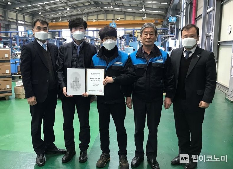 남광일 기술보증기금 본부장(왼쪽)과 민경환 ㈜마이크로케이블 대표이사(가운데)가 관계자들과 함께 기념 촬영을 하고 있다 2021.12.29 (출처:기술보증기금)