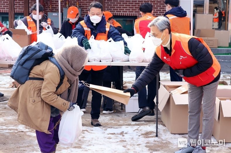 SK에너지 조경목 사장이 구성원들과 함께 명동밥집에서 한끼나눔 온택트 봉사활동에 참여했다. 2022.01.03 (출처: SK이노베이션)