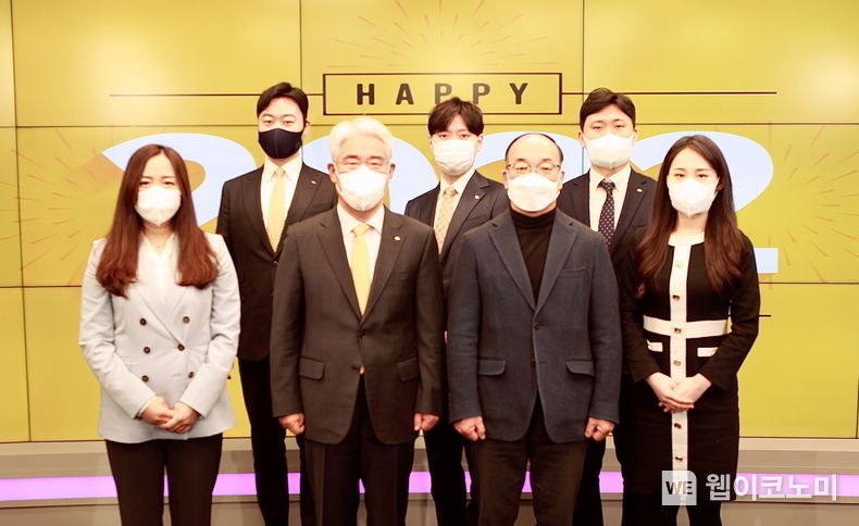 KB손해보험(대표이사 사장 김기환)은 3일, 서울 강남구에 위치한 본사 사옥에서 KB손해보험 대표이사 김기환 사장(앞열 좌측 두번째)과 김선도 신임 노조위원장(앞열 좌측 세번째) 및 직원 대표 등이 자리한 가운데 2022년 새로운 출발을 다지는 시무식을 개최했다. 2022.01.03 (출처: KB손해보험)