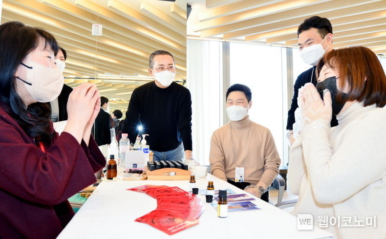 1월 3일 직원들을 위한 공간으로 새롭게 탈바꿈해 개장한 LG에너지솔루션 파크원 본사 63층에서 권영수 부회장이 구성원들과 다양한 체험을 하고 있다. 이곳에는 푸드트럭을 비롯해 스크린골프, 게임시설, 힐링센터 등 다양한 휴게 공간이 마련됐다. 2022.01.02 (출처:LG에너지솔루션)