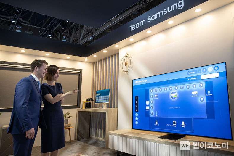 CES 2022가 열리는 미국 라스베이거스 컨벤션 센터의 삼성전자 전시관에서 삼성전자 모델이 다양한 기기를 스마트싱스(SmartThings)로 연결해 고객의 라이프스타일에 맞춰 하나의 팀처럼 유기적인 경험을 제공한다는 개념의 팀삼성 존을 소개하고 있다. 2022.01.04 (출처: 삼성전자)