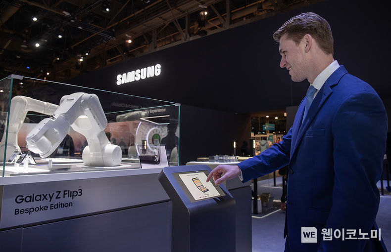CES 2022가 열리는 미국 라스베이거스 컨벤션 센터의 삼성전자 전시관에서 삼성전자 모델이 'Your Galaxy. Your Way'를 주제로 한 모바일 체험 공간에서 나만의 갤럭시를 꾸미는 체험 공간을 소개하고 있다. 2022.01.04 (출처: 삼성전자)