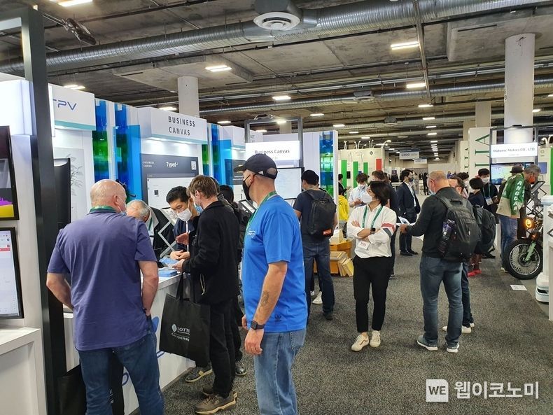 CES 2022 통합한국관 참가기업들이 바이어와 상담하고 있다. 2022.01.06 (출처: KOTRA)