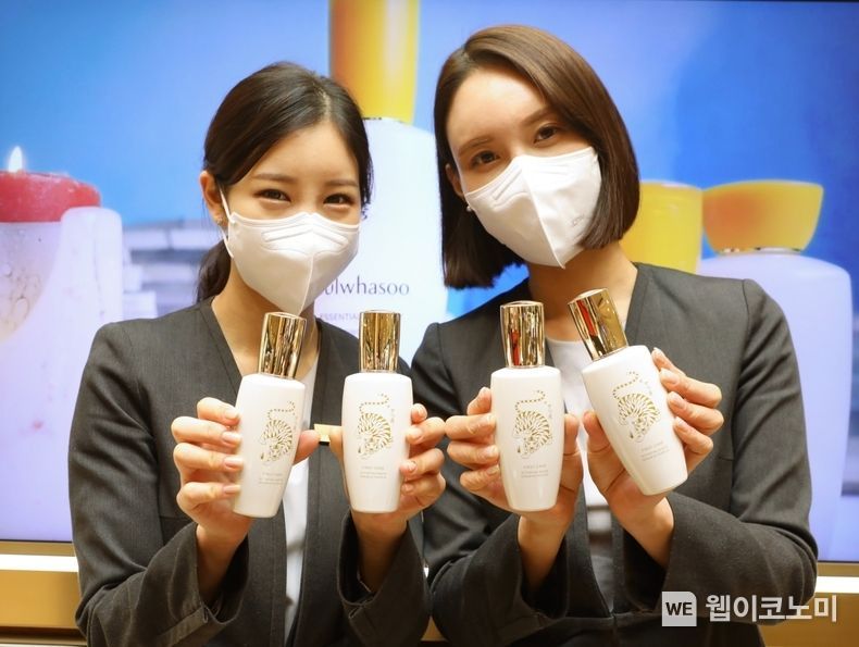 본점 설화수 매장에서 호랑이 윤조 에센스를 소개하는 직원들 2022.01.06 (출처: 롯데백화점)
