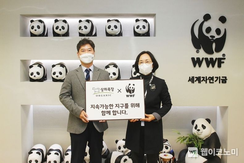 상하목장과 WWF-Korea 협약식 사진_ 좌) 상하목장 이진석 본부장, WWF 홍윤희 사무총장 2022.01.06 (출처: 매일유업)