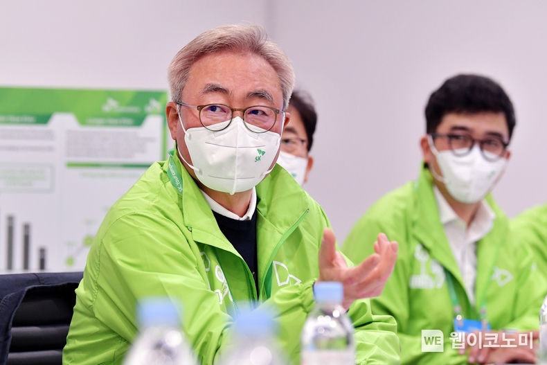 SK이노베이션은 미국 현지시간 6일 오전, CES2022 현장에서 김준 부회장(왼쪽 첫번째) 과 주요 경영진이 참석한 가운데 ‘탄소 중립’을 주제로 2022년 첫 전략회의를 개최했다. 2022.01.07 (출처: SK 이노베이션)