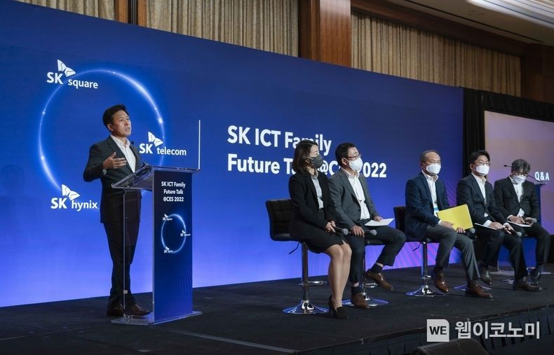 사진4. SK스퀘어, SK텔레콤, SK하이닉스 경영진들이 CES 2022가 열린 미국 라스베이거스에서 기자 간담회를 갖고 질의 응답을 진행하고 있다. 왼쪽부터 차례로 박정호 SK스퀘어 부회장, 류수정 SK텔레콤 AI Accelerator 담당, 유영상 SK텔레콤 사장, 이석희 SK하이닉스 사장, 노종원 SK하이닉스 사장, 윤풍영 SK스퀘어 CIO. 2022.01.09 (출처:SK)