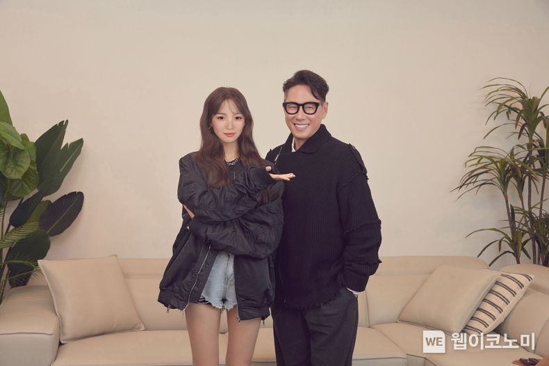 LG전자 가상 인플루언서 래아가 뮤지션으로 전격 데뷔한다. LG전자는 지난달 엔터테인먼트 콘텐츠 기업 미스틱스토리와 래아의 뮤지션 데뷔를 위한 업무협약(MOU)를 체결했다. 미스틱스토리의 대표 프로듀서인 윤종신씨와 래아가 기념촬영을 하고 있다. 2022.01.11 (출처: LG전자)