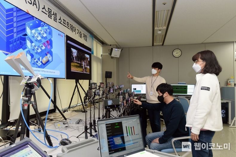 ETRI 연구진이 개발한 스몰셀용 SW을 퀄컴 5G RAN 플랫폼에 적용해 5G 단독모드(SA) 통신을 시연하고 있는 모습 2022.01.11 (출처: ETRI)