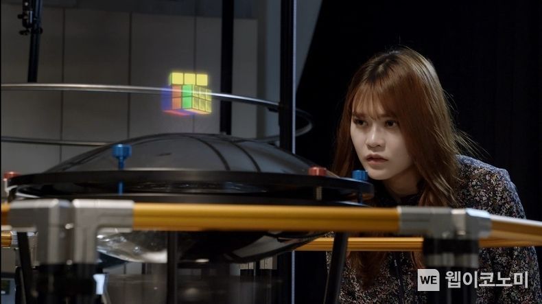 ETRI 연구진이 360도 테이블탑 홀로그램 기술을 시연하는 모습 2022.01.11 (출처: ETRI)