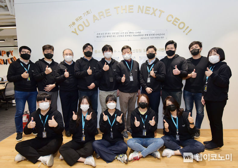 12일 서울 종로구 저스트코 공유오피스에서 교보생명 편정범 대표이사 사장(윗줄 오른쪽 5번째), 허금주 신성장추진담당 전무(윗줄 맨 오른쪽)와 교보생명 사내벤처 프로그램에 참여한 팀원들이 기념촬영을 하고 있다. 2022.01.12 (출처: 교보생명)