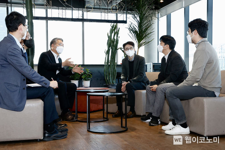 김종호 기술보증기금 이사장(왼쪽에서 세 번째), 허재형 임팩트얼라이언스 대표(오른쪽에서 세번째)와 전유택 에누마코리아 대표이사(오른쪽에서 두번째)가 관계자들과 함께 소셜벤처 생태계 활성화에 대해 의견을 나누고 있다. 2022.01.12 (출처: 기술보증기금)