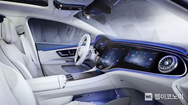LG전자가 독일 자동차 제조사 「메르세데스-벤츠(Mercedes-Benz) AG」에 플라스틱 올레드(Plastic OLED, 이하 P-OLED) 기반 인포테인먼트(IVI; In-Vehicle Infotainment) 시스템을 공급했다. 사진은 LG전자 인포테인먼트 시스템이 탑재된 프리미엄 전기차 세단 2022년형 EQS의 차량 내부 모습. 2022.01.12 (출처: LG전자)