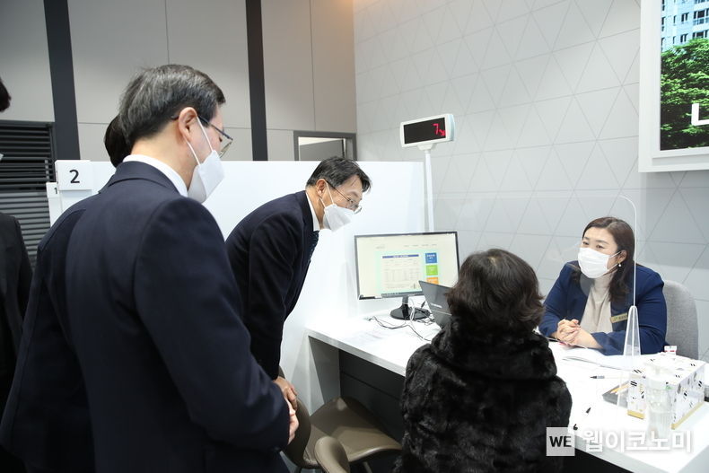 LH 김현준 사장이 경기도 남양주시 별내동에 위치한 남양주 사전청약 현장접수처를 방문해 상담고객과 이야기 하고 있다. 2022.01.12 (출처: LH)