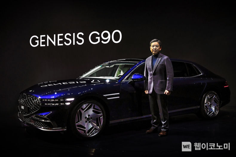 제네시스 장재훈 사장이 G90 미디어 이벤트에서 기념 사진을 촬영하고 있는 모습 2022.01.13 (출처: 현대차)