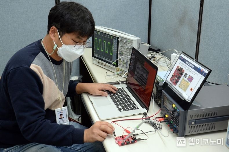 ETRI 연구진이 RVX 플랫폼을 활용해 개발한 초저전력 RISC-V 반도체의 성능을 측정하고 있다. 2022.01.13 (출처: 한국전자통신연구원(ETRI))