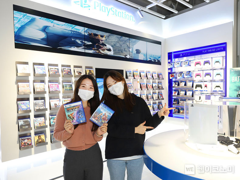 롯데하이마트가 14일, 메가스토어 잠실점 1층에 약 90㎡(약 27평) 규모로 ‘PlayStation 전문 스토어’를 오픈한다. ‘PlayStation 전문 스토어’에서는 콘솔 게임기와 다양한 게임 타이틀, 주변기기를 만나볼 수 있다. 롯데하이마트는 ‘PlayStation 전문 스토어’ 오픈을 기념해 구매 행사도 진행한다. 롯데하이마트 메가스토어 잠실점에서 모델들이 ‘PlayStation 전문 스토어’를 선보이고 있다. 2022.01.14 (출처: 롯데하이마트)