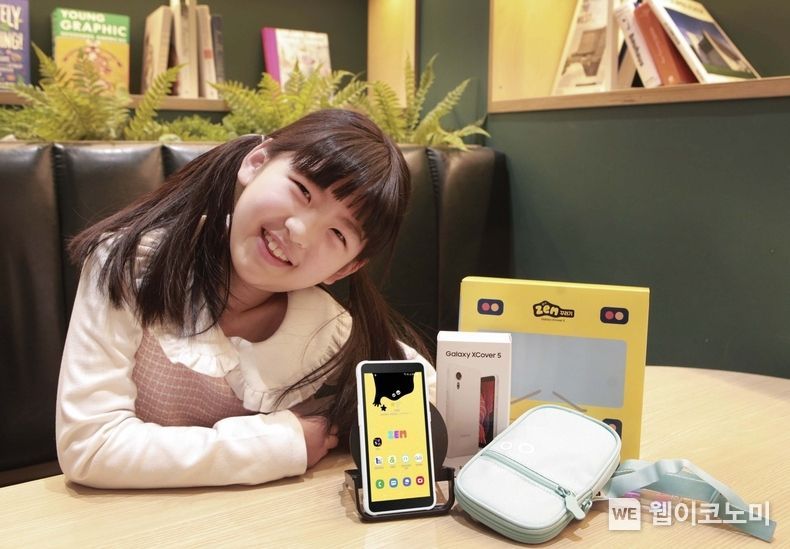 SK텔레콤 홍보모델이 SKT 키즈용 스마트폰 ‘ZEM 꾸러기 폰(SM-G525N_ZEM)'을 선보이고 있다. 14일부터 20일까지 공식 온라인스토어 T다이렉트샵에서 사전예약을 진행하며 예약 고객을 대상으로 카카오 문구세트, 로보피쉬, 블루투스 마이크 등 키즈 전용 T기프트를 제공한다. 2022.01.14 (출처: SKT텔레콤)