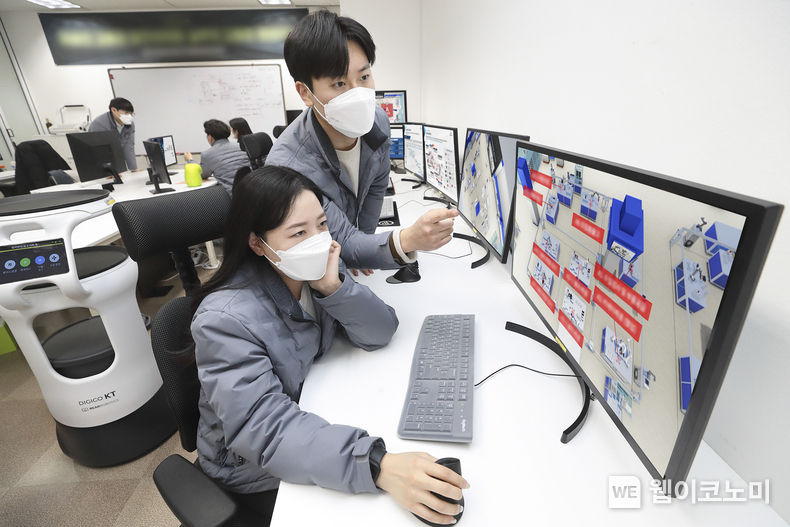 KT 제안/수행2본부와 KT 대구/경북법인고객본부 직원들이 5세대 통신망 첨단제조 실증환경 테스트베드 구축방안에 대해 협의 중이다. 2022.01.14 (출처: KT)