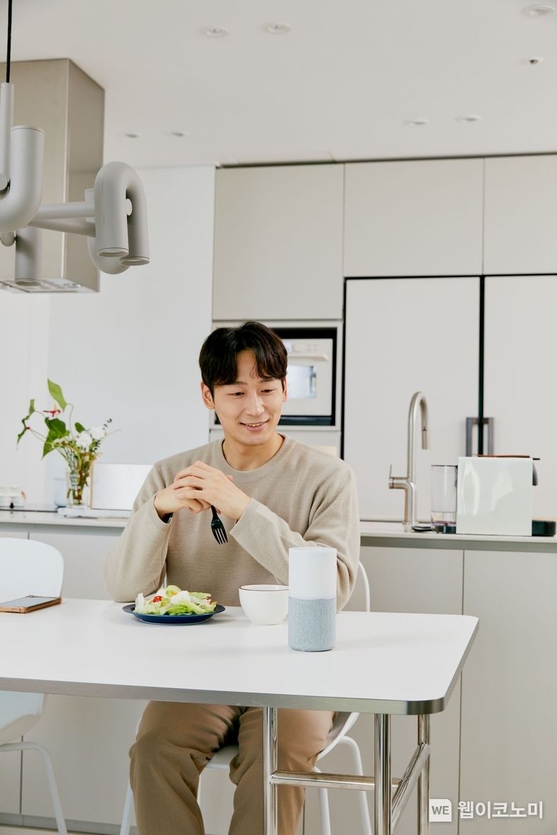 SK텔레콤은 AI 스피커 ‘누구 캔들 SE(NUGU candle SE)’를 18일부터 11번가를<br>
통해 판매한다고 밝혔다. 2022.01.18 (출처: SK텔레콤)