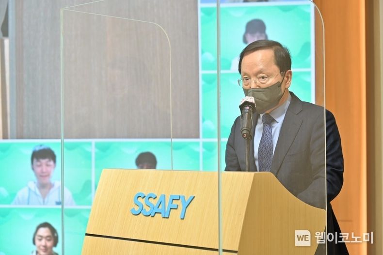 18일 서울 강남구 '삼성청년SW아카데미' 서울캠퍼스에서 열린 'SSAFY' 7기 입학식에 참석한 삼성전자 경영지원실 박학규 사장이 축사를 하고 있다. 2022.01.18 (출처: 삼성전자)