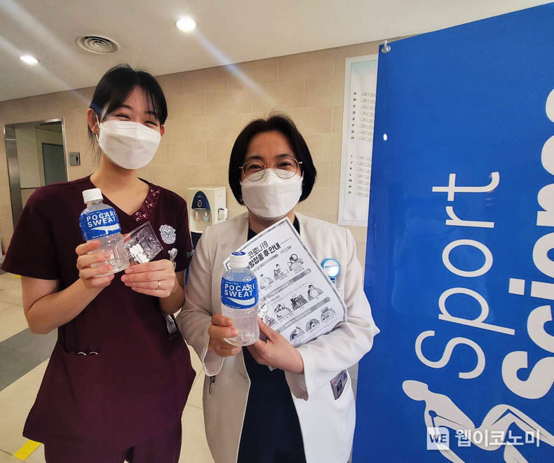순천향대학교 부천병원에서 백신 추가 접종을 마친 의료진들이 전달받은 포카리스웨트와 함께 기념 사진 촬영을 하고 있다. 2022.01.19 (출처: 동아오츠카)