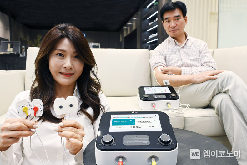  LG전자가 가정에서 간편하게 사용할 수 있는 만성 통증 완화 의료기기 LG 메디페인(모델명: MSP1)을 선보인다. 이 제품은 기존 저주파 방식의 통증 완화기와 달리, 통증이 없는 생체 신호와 유사한 전기 신호를 뇌에 전달해 뇌에서 통증 정보 대신 무통증 정보를 받아들이게 하는 ‘무통증 신호요법’을 적용했다. LG전자 모델이 LG 메디페인를 소개하고 있다. 2022.01.20 (출처: LG전자)