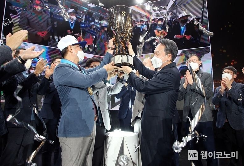 서울시 송파구 소재 올림픽 핸드볼 경기장과 전국 영업점 대상 생중계 방식으로 진행된 2021년 종합업적평가대회에서 진옥동 신한은행장과 대상을 수상한 동탄커뮤니티 직원들의 모습 2022.01.23 (출처: 신한은행)