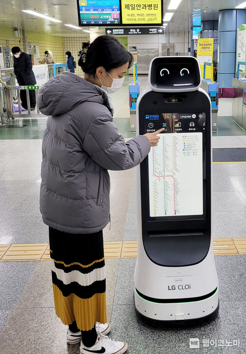 LG전자 안내로봇인 LG 클로이 가이드봇(LG CLOi GuideBot)이 대구도시철도 1호선 상인역에서 고객들을 맞이하고, 지하철 관련 정보와 역사 내 주요시설을 안내한다. 지하철을 이용하는 시민이 LG 클로이 가이드봇을 통해 노선도를 확인하고 있다. 2022.01.23 (출처: LG전자)