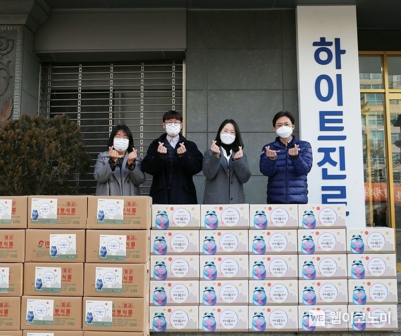 하이트진로는 설맞이 명절 음식 나눔을 위해 24일 하이트진로 서초사옥 앞에서 최소 인원만 참석해 전달식을 진행했다. 양평군종합사회복지관, 은행종합사회복지관 사회복지사들과 하이트진로 정세영 수석팀장(오른쪽 첫번째). 2022.01.25 (출처: 하이트진로)