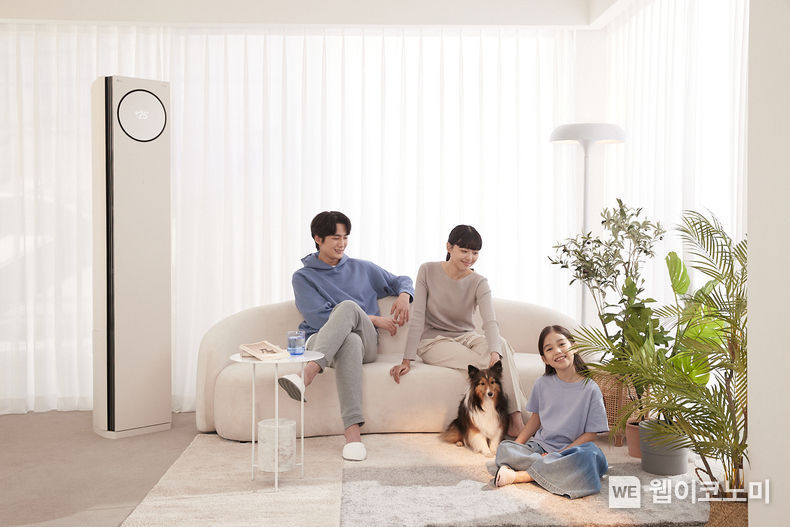 LG전자가 위생 관리 기능을 한층 더 진화시킨 '하이브리드 청정관리'를 갖춘 2022년형 ‘LG 휘센 타워 에어컨 오브제컬렉션’을 27일 출시한다. 모델이 다양한 공간에서 신제품을 사용하고 있다. 2022.01.26 (출처: LG전자)