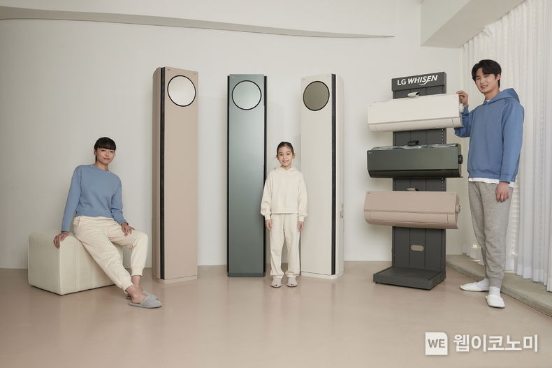 모델이 LG 휘센 타워 에어컨 오브제컬렉션(왼쪽)과 LG 휘센 벽걸이 에어컨 오브제컬렉션을 소개하고 있다. 2022.01.26 (출처: LG전자)