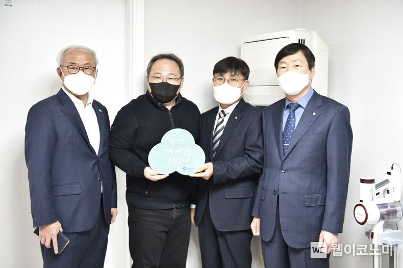 1월 25일(화). 성남시 작은사랑의집 개소식에서 새마을금고 및 한국사회복지협의회 관계자들이 기념촬영 하고 있다.사진 왼쪽부터 김홍중 사무총장 / 표완근 시설장 / 박도형 사회공 헌금융부문장 / 황규덕 성남동부새마을금고 이사장 2022.01.26 (출처: 새마을금고중앙회)