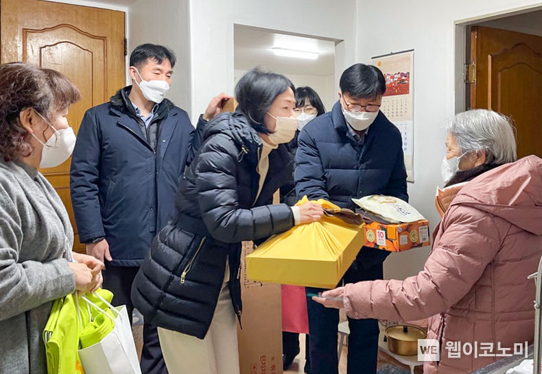 NH농협은행 고객행복센터 임직원들과 말벗서비스 상담사들이 독거 어르신 댁을 방문해 즐거운 시간을 가졌다. 2022.01.26 (출처: NH농협은행)