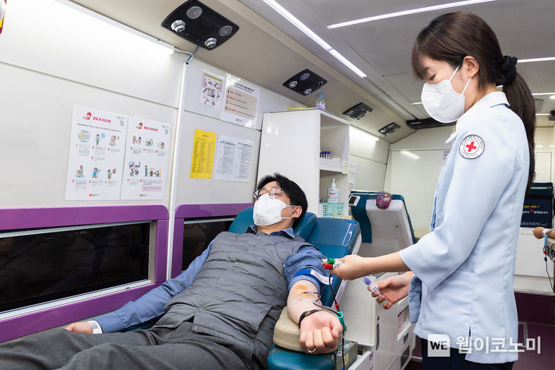 SK네트웍스는 자회사 SK렌터카, SK매직과 함께 코로나19로 인한 혈액 수급난 극복을 지원하기 위해 헌혈 캠페인을 진행했다고 26일 밝혔다. SK네트웍스 삼일빌딩 사옥에서 구성원들이 헌혈에 참여하고 있는 모습 2022.01.26 (출처: SK네트웍스)