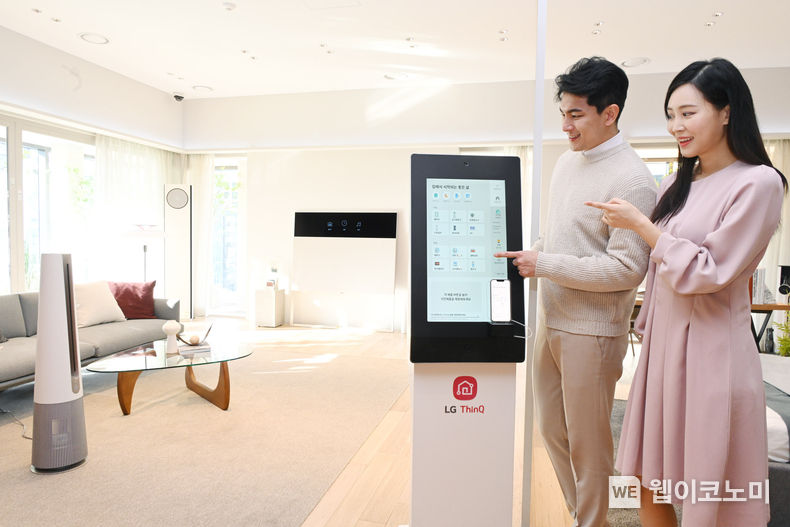  LG전자가 LG베스트샵에 스마트홈 플랫폼인 ‘LG 씽큐(LG ThinQ)’ 앱을 체험할 수 있는 전용 공간을 마련해 ‘F·U·N 경험(한발 앞선(First), 독특한(Unique), 누구도 생각하지 못한(New) 혁신적인 고객경험)’을 한층 더 강화한다. 고객은 LG 씽큐 앱 체험공간에 설치된 키오스크를 통해 LG 씽큐 앱을 이용하며 에어컨, 공기청정기, 로봇청소기 등 LG 오브제컬렉션 제품을 원격 제어하거나 다양한 기능을 체험해 볼 수 있다. 또 애플의 ‘홈킷’에 등록된 조명, 커튼, 블라인드 등 IoT 액세서리를 LG 씽큐 앱을 통해 제어하는 체험도 할 수 있다. 2022.01.27 (출처: LG전자)