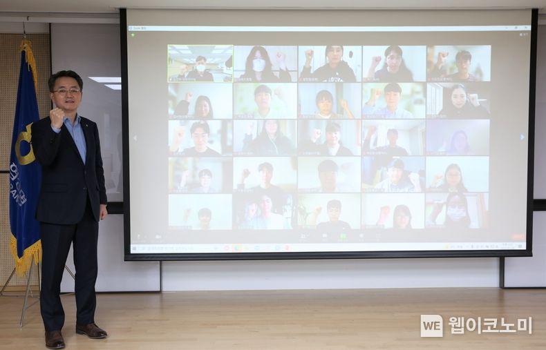 NH농협생명 김인태 대표이사가 화상회의를 통해 참석한 신규직원과 간담회를 기념해 기념사진을 촬영하고 있다. 2022.01.27 (출처: NH농협생명)