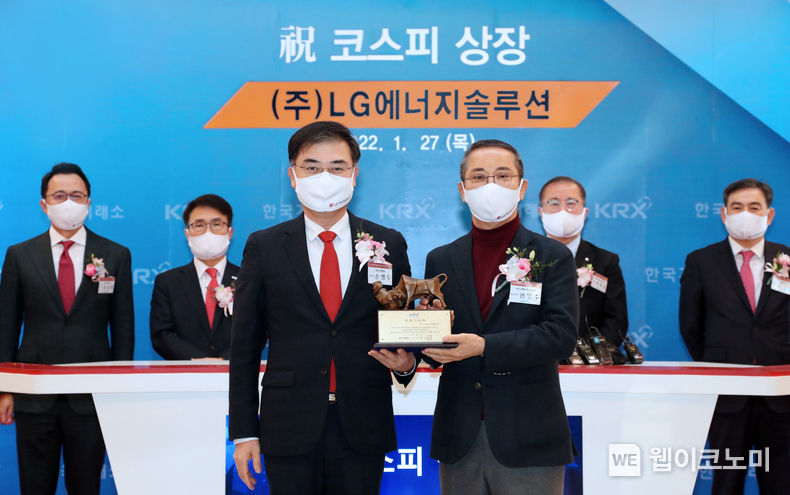 한국거래소 손병두 이사장(왼쪽)과 LG에너지솔루션 최고경영자(CEO) 권영수 부회장(오른쪽)이 27일 오전 서울 여의도 한국거래소에서 열린 상장 기념식에서 기념 촬영을 하고 있다. 2022.01.27 (출처: LG에너지솔루션)